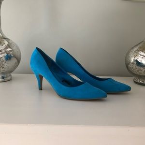 Size 9 blue velvet heels